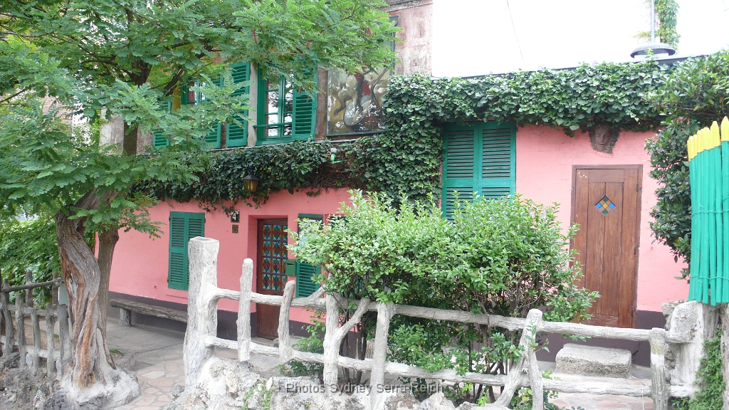 Sur la butte Montmartre  le Lapin Agile  27 Jul 2011.JPG - Sur la butte Montmartre.Lle Lapin Agile. 27 Jul 2011